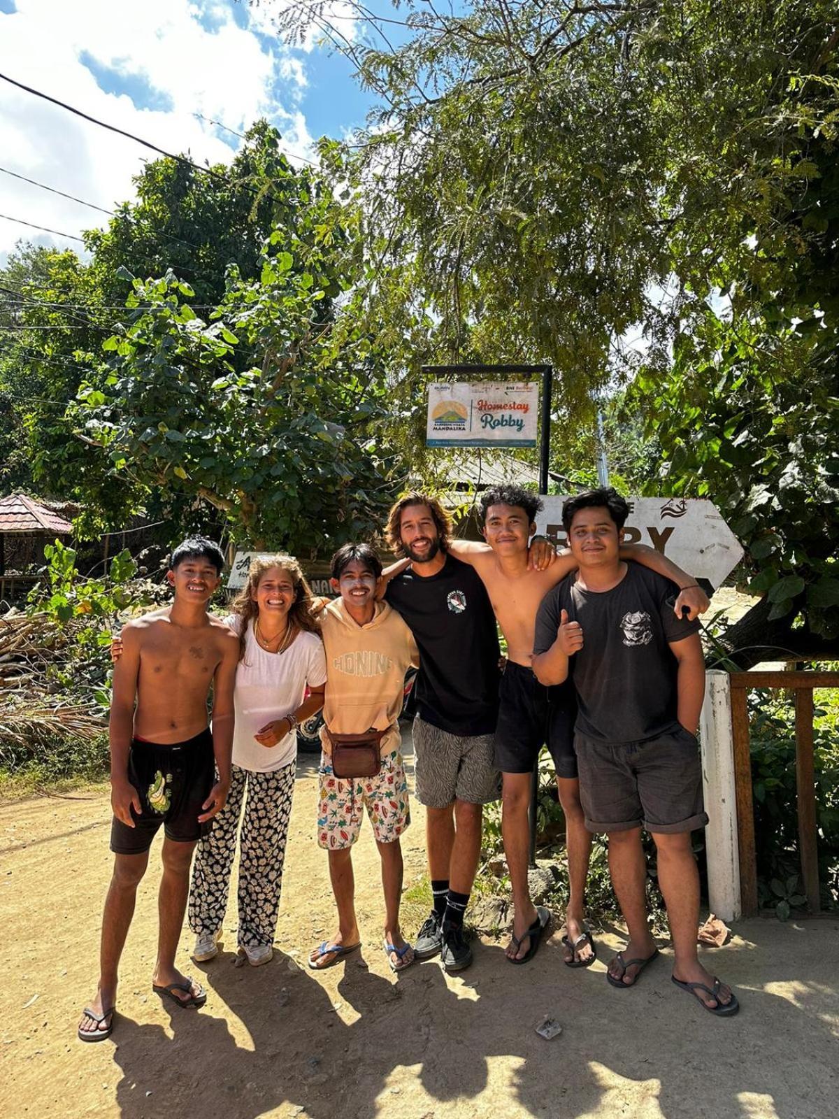 Roby Homestay Kuta  Екстер'єр фото